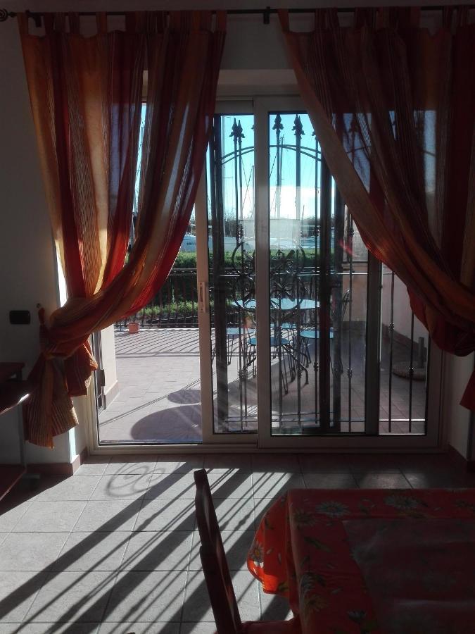 A Santy'S House 1Piano-No Lift-Shuttle A Pagamento-Raggiungibile A Piedi Aeroporto-Fermata Bus Fiera Di Roma A 3 Minuti-Air Condiz Ed Extra Bed For A Fee A Pagamento Apartment Fiumicino Luaran gambar